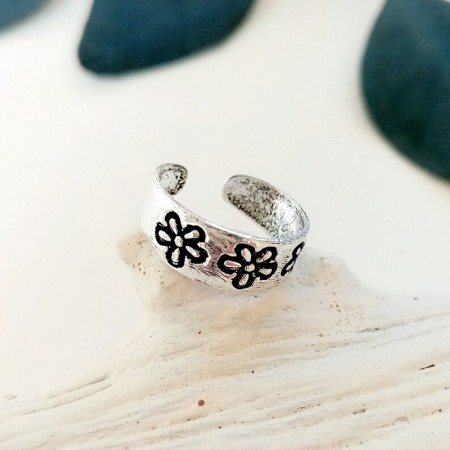 MIDI Flowers Ring with engraved flower design in silver